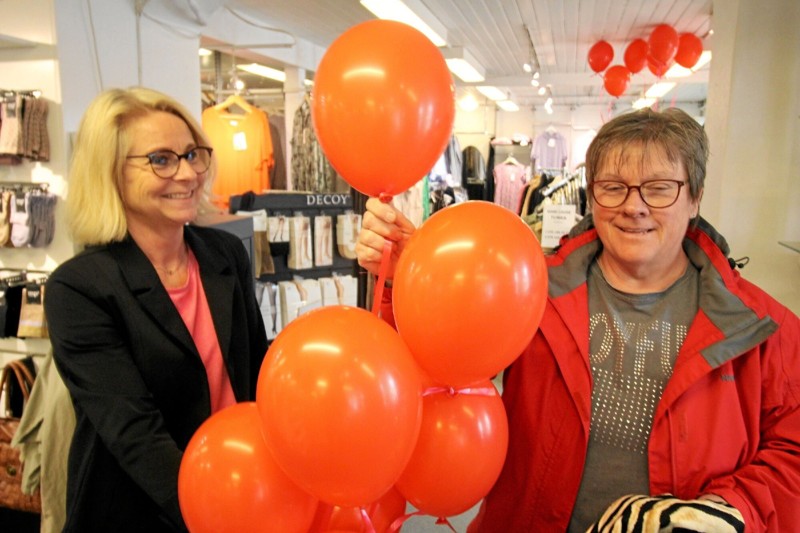 Helle Mogensen (højre) er her ved at trække en ballon efter sit køb i Skoringen. Helle Sørensen fra Skoringen holder ballonerne. Foto: Jørgen Ingvardsen