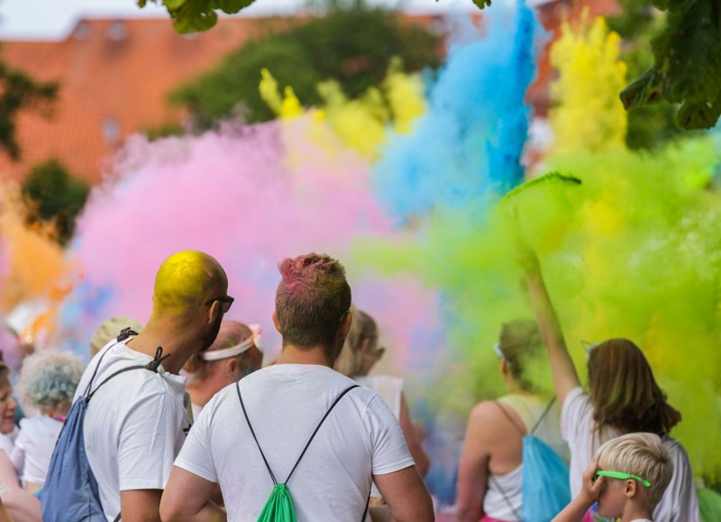 Du skal ikke regne med, at hverken tøj, sko e,ller hår undgår at blive farvet undervejs i løbet. Arkivfoto: ColorFun.dk