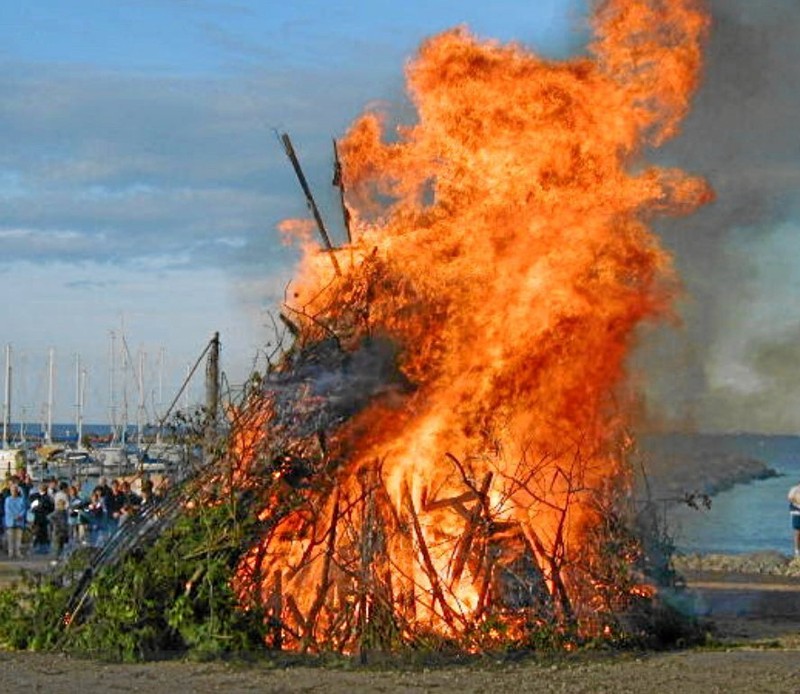 Sankthansaften fyres der op i bålet på Frederikshavn Marina.