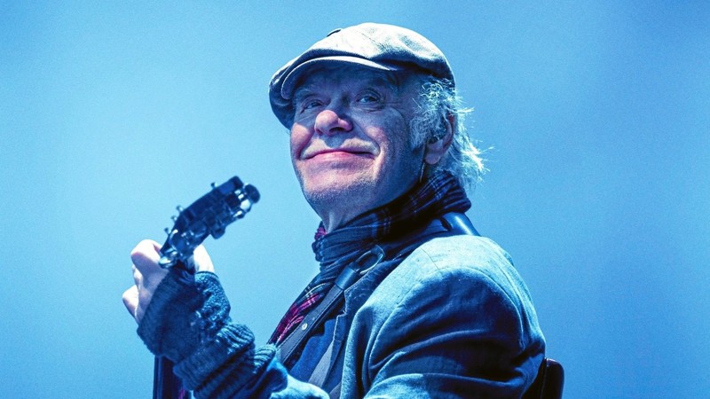 Der findes næppe mange danskere, der ikke kan nævne en håndfuld Kim Larsen-sange. Til august kan man igen skråle med, når han sammen med Kjukken spiller i Skovdalen.PR-foto