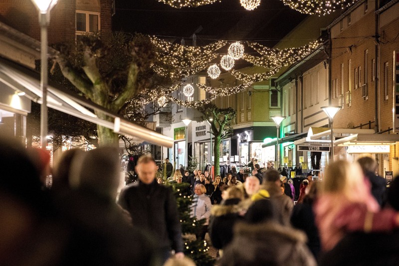 I Hobro bliver julebelysningen i gågaden tændt 21. november, energikrise eller ej.