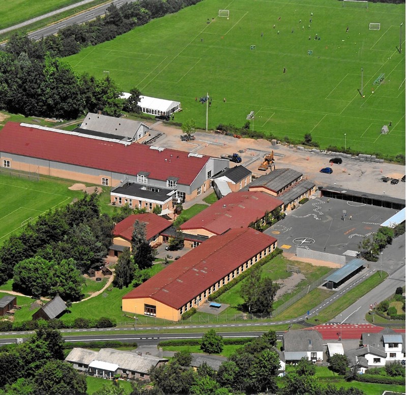 Trekronerskolen består af skole og Solstrålen, som er en børneinstitution, der omfatter vuggestue, børnehave og SFO.