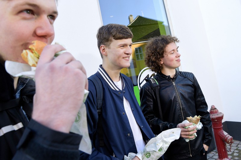 HTX-eleverne Carl Andersen, Mark Sund og Thomas Lohse var nogen af de hurtige til at få en gratis sandwich. Foto: Torben Hansen