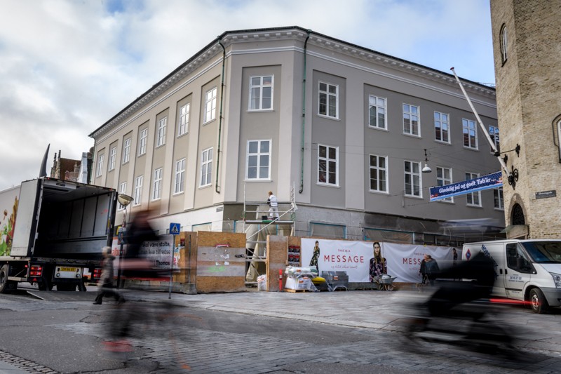 Én af Aalborgs markante hjørneejendomme bliver nu hjemsted for en spritny Message tøjbutik. Håndværkerne har i øjeblikket meget travlt med at få gjort lokalerne indflytningsklare. Foto: Nicolas Cho Meier