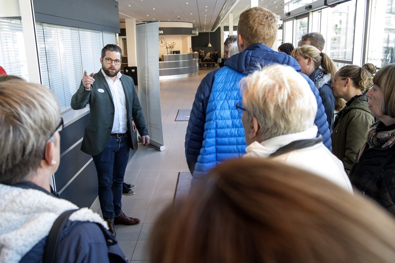Det var en yderst ærgerlig direktør for AKKC, Nikolai Holm, der måtte fortælle de ventende, at billetsalget til MGP er udskudt et døgn.Foto: Lars Pauli