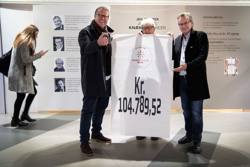 Flemming Thingbak, Else Marie Nielsen og Arne Schade fra detailorganisationerne offentliggør det indsamlede beløb. Foto: Laura Guldhammer