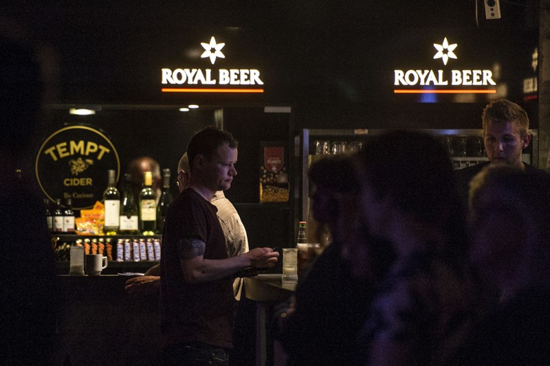 De frivillige passer blandt andet spillestedets bar og garderobe eller står i indgangen. De hjælper også til ved f.eks. Skovrock eller Fredagsfest i Karolinelund.Arkivfoto: Laura Guldhammer