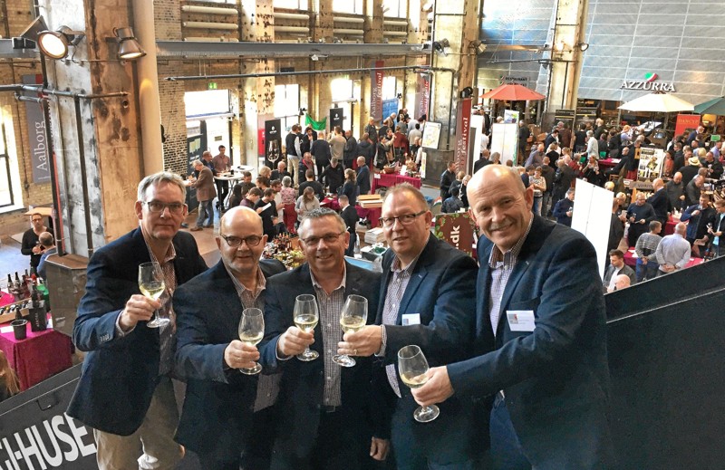 Riborg Vinklub står bag Aalborg Vinfestival. Her er klubben samlet på Kedelhallens trappe i 2016. Fra venstre er det Peter Nebeling, Verner Thomsen, Kim Christensen, Poul-Erik Silberbauer og Brian Thomsen.