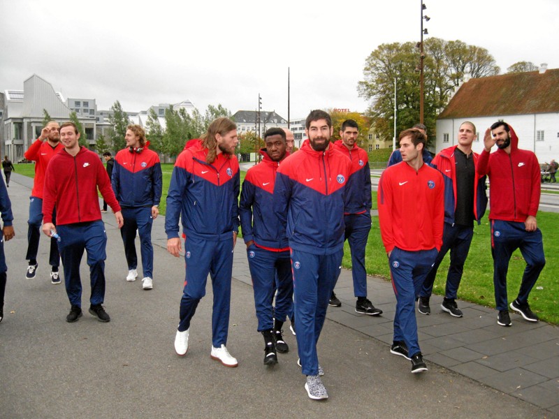 Franske Karabatic (forrest), danske Mikkel Hansen og norske Sander Sagosen (yderst til venstre) blandt verdensstjernerne hos Paris Saint Germain, under en afslappet spadseretur på havnefronten. Foto: Ole Skouboe