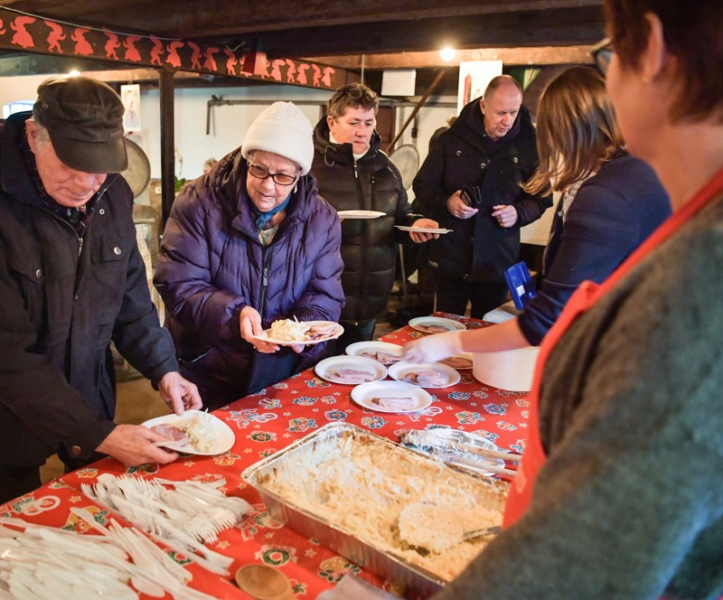 De tidligere år har der været rift om at deltage i traditionen "Kål i Kælderen".