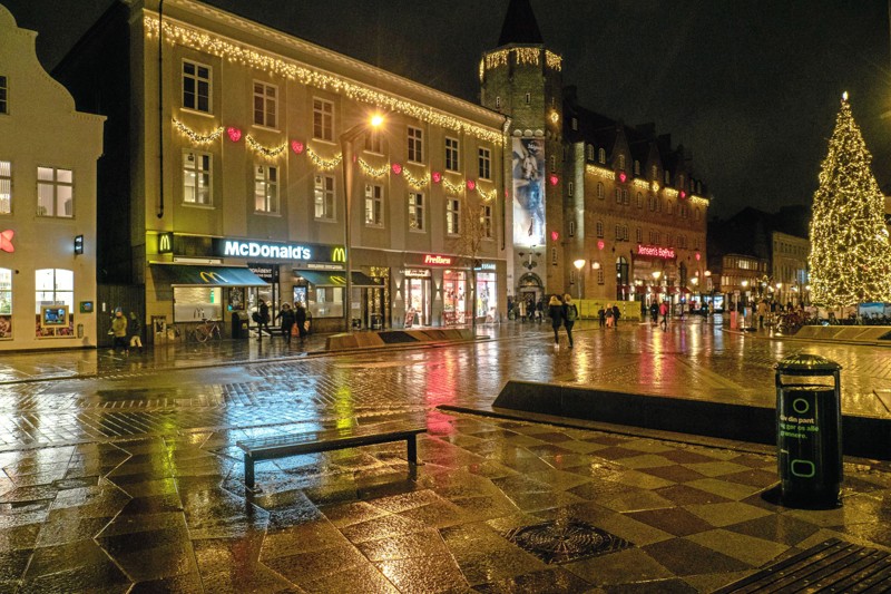 City-ejendomme Aalborg ejer blandt andet de to bygninger, hvor McDonald‘s og Jensens Bøfhus har til huse, og bygningerne har lige som en række andre har firmaet bygninger fået flot julebelysning. Foto: Click Foto