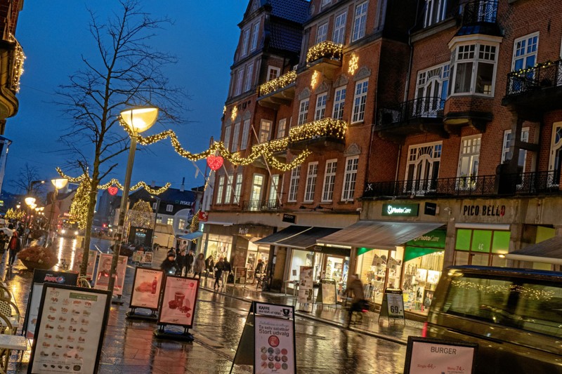 Julestemningen er høj i Aalborg midtby, der har fået en ny julebelysning på udvalgte bygninger. Foto: Click Foto