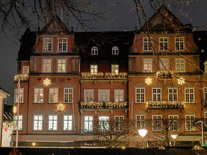 Nogle af ejendommene i midtbyen har fået ekstra julebelysning, fordi City-Ejendomme Aalborg for indkøbt ekstra julebelysning for at støtte op om handelsstandsforeningen i Aalborg Citys nye julebelysning. Foto: Click Foto
