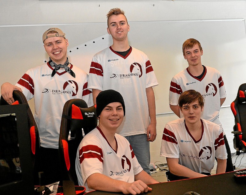 DG-Dragonsholdet er fra venstre bagerst Lasse Gade 1b, Mathias Lindgaard 3d og Lasse Falden 2d, og fra venstre forrest Rasmus Søgaard 2d og Jesse Lee 2d. Privatfoto