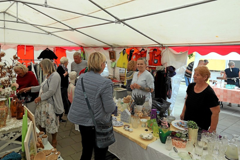 Der var stort rykind til weekendens loppemarked ved Gerå Borger & Kulturhus. Foto: Allan Mortensen