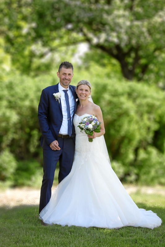 Inge og Søren Svejstrup Olesen er blevet gift i Biersted Kirke lørdag den 19. maj 2018.  Parret bor i Biersted, Aabybro.Foto: Appelsin Foto, Brovst.
