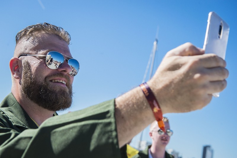 Og såååå lige en selfie til Instagram. Vi har travlt med telefonerne til karnevalet - det giver pres på mobilforbindelserne.Arkivfoto: Martin Damgård