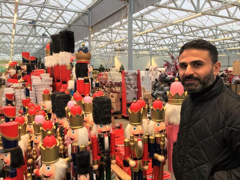 Det er både af praktiske hensyn, og fordi varerne kan sælges, at BilligBlomst gør klar til julen allerede nu, fortæller medejer og butikschef Fehti Polat. Foto: BilligBlomst