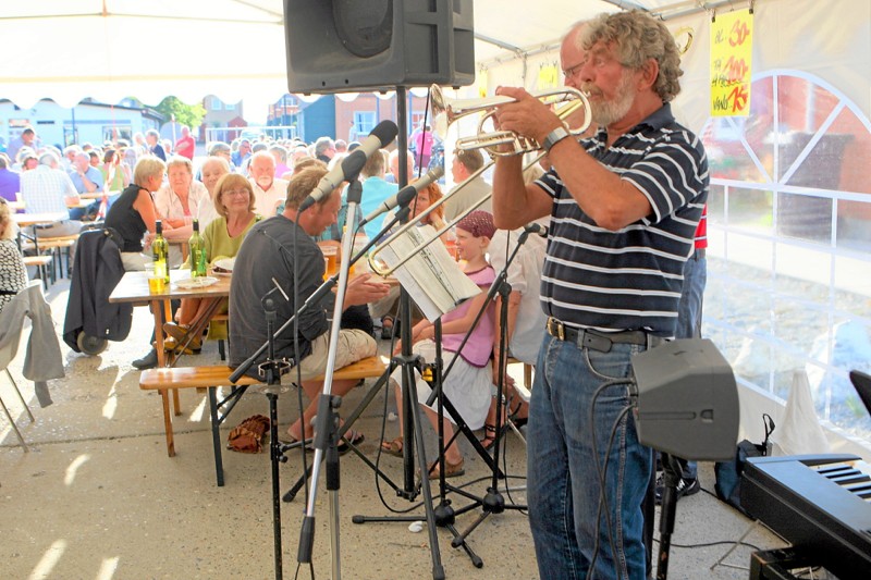 Igen i år er der masser af musikalske arrangementer i teltet på havnen i Hals. Foto: Allan Mortensen