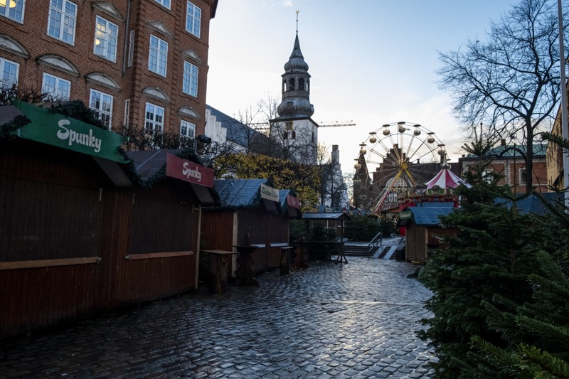 Alt er klar og parat på julemarkedet til åbningen i morgen, fredag 16. november, kl. 12. Foto: Lasse Sand