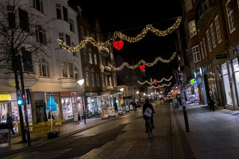 En lang række af byens butikker har spyttet i kassen til den nye julebelysning. Foto: Lasse Sand