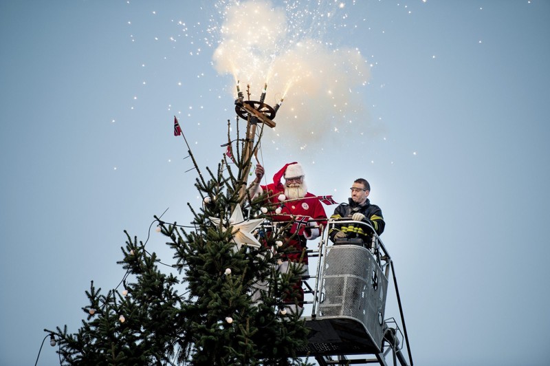 Det er en mange-årig tradition, at julemanden kommer sejlende til byen og siden tænder træet. Arkivfoto