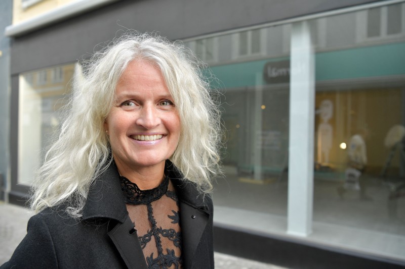 Karina Lundtoft sætter kunderne i centrum, og hun lægger vægt på, at det skal være en god oplevelse at besøge hendes forretning. Foto: Claus Søndberg