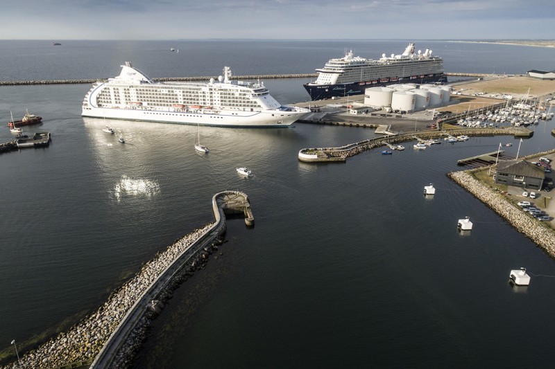 Mein Schiff og Seven Seas Voyager fyldte godt op på cruise kajen i Skagen, og der bliver også travlt i 2019 med op mod 73.500 gæster. Det er rekord. Arkivfoto: Peter Broen