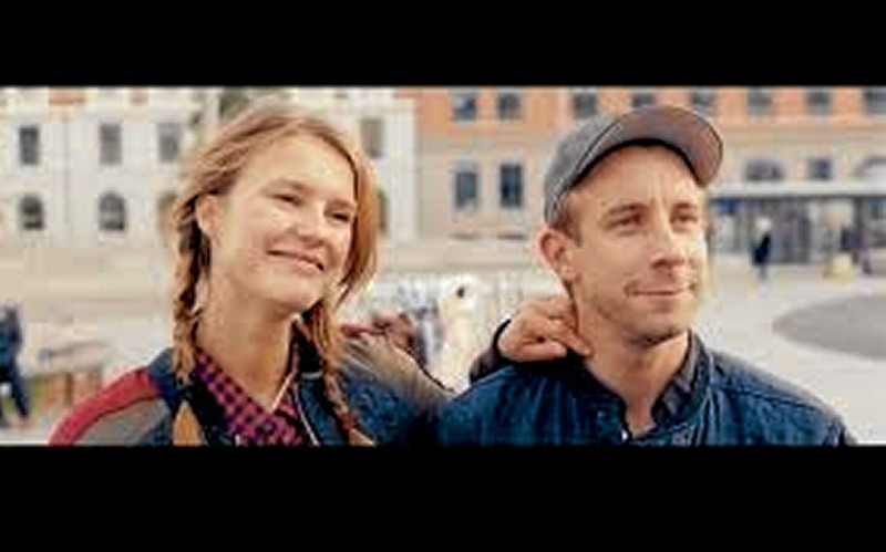 Amanda Collin og Rasmus Hammerich spiller hovedrollerne i ”En frygtelig kvinde” - her mens alt stadig er godt... Foto: Fjerritslev Kino
