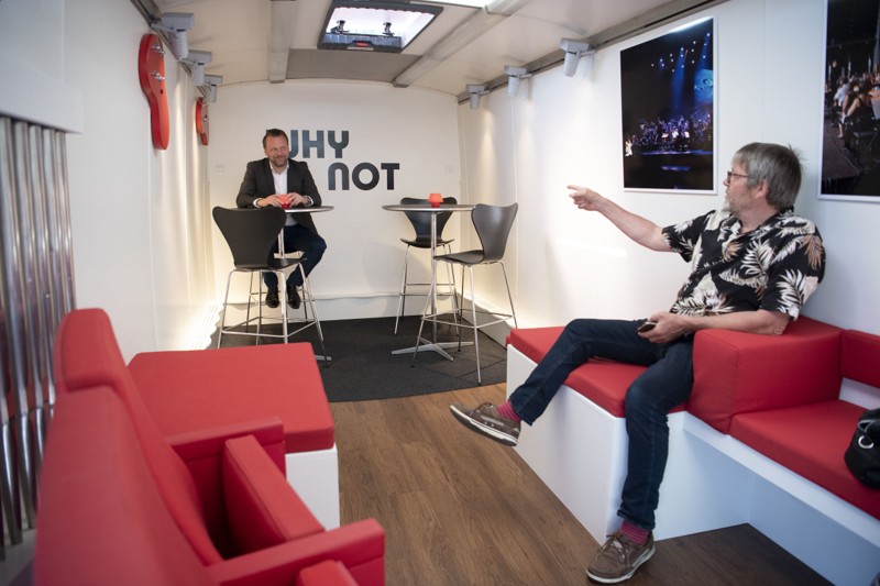 Ideen til bussen kommer fra driftschef Lars Nørgaard (t.h.), og det er da også ham, der sammen med andre medarbejdere har bygget den om. Foto: Mette Nielsen