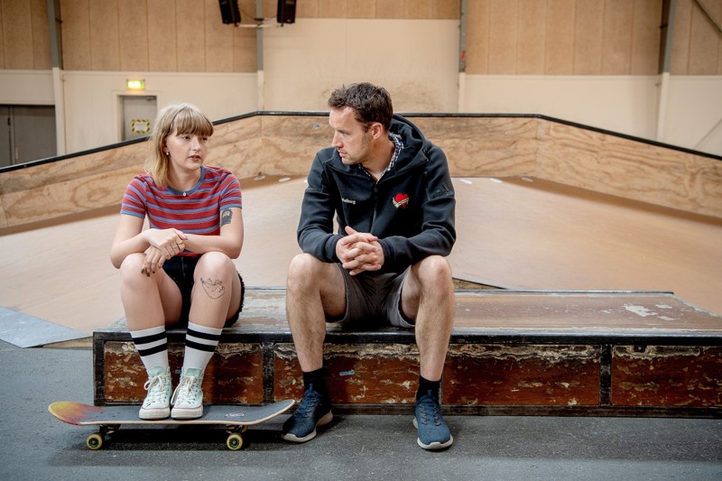 Anders Møller Nielsen fra UngAalborg er glad for, at Pernille Iversen har taget initiativ til at lave et skate-hold for piger. Foto: Lars Pauli