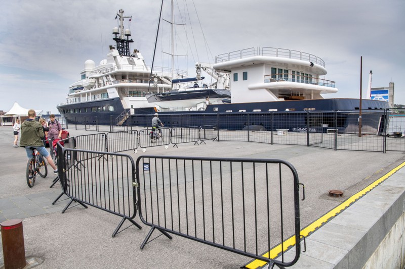 Den store båd er noget af et specielt syn i Aalborg, som straks trækker nysgerrige blikke. Foto: Lars Pauli