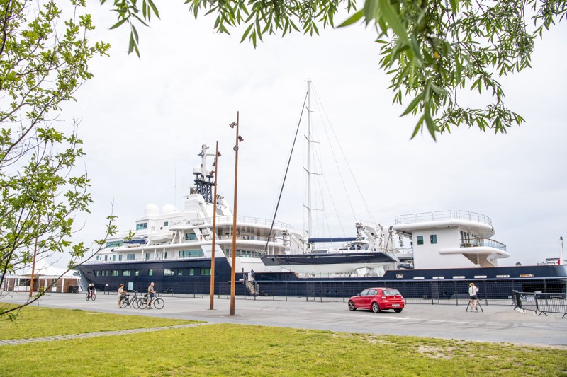 Den store yacht er ejet af den russisk-amerikanske oliemilliardær Eugene Shvidler. Foto: Lars Pauli