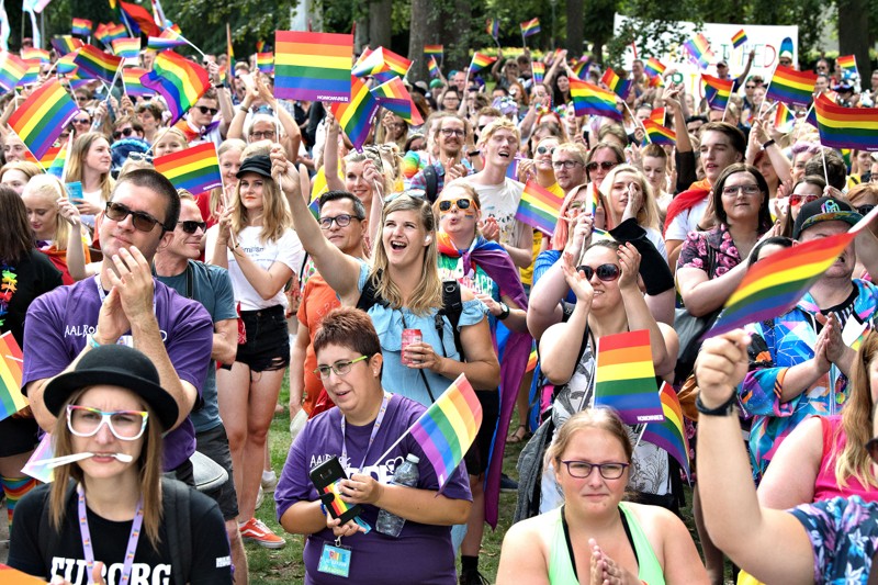 Der plejer at blive sunget og danset, når Aalborg Pride holder fest for mangfoldighed i Karolinelund. Arkivfoto: Hans Ravn