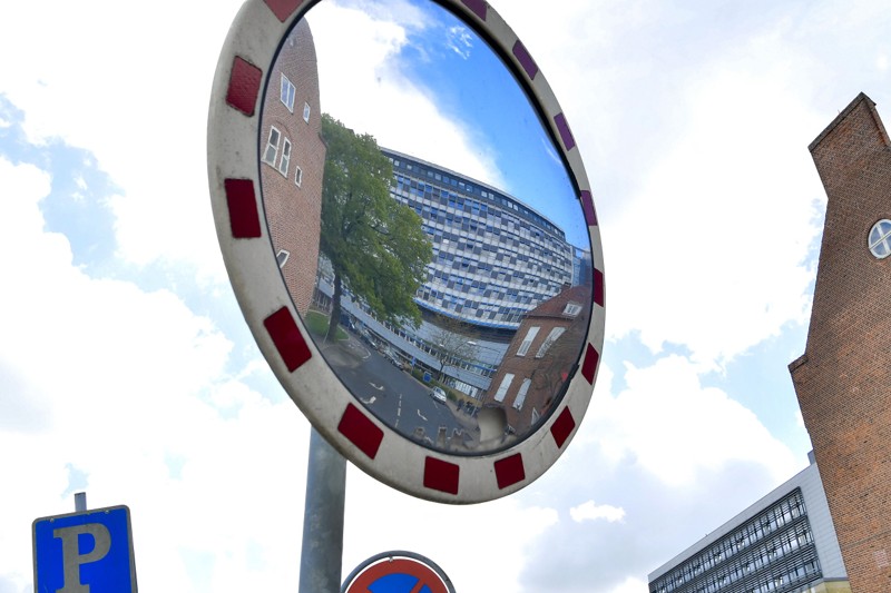 Det kan være noget af en udfordring at finde parkering ved sygehuset, når man har en aftale. Arkivfoto: Jesper Thomasen