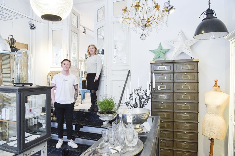 Det er mor og søn, som står bag forretningen, der for nyligt åbnede i Nørregade. Foto: Michael Koch