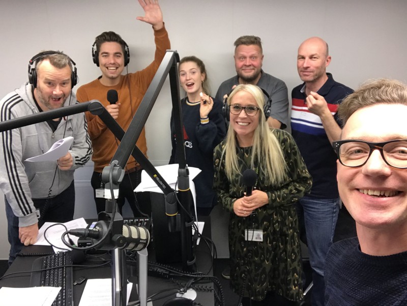 Her ses holdet bag julekalenderen "Farlig Jul: Manden med den store sæk" . Fra venstre: Jan Jensen, Anders Wortmann, Regitze Thomsen, Niels Skovmand, Camilla Gammelgaard, Henrik Poulsen og Tom Bue. Derudover spiller Marcus Delfer også med. Privatfoto
