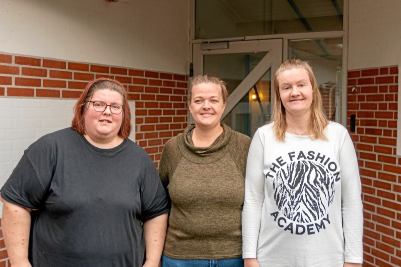 Monika Jessen (tv), bostøtte Tinna Skjøtt Bach og Katrine Bredahl (th) er glade for at værestederne i Mariagerfjord Kommune holder weekendåbent. Foto: årovat