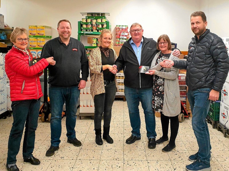 Fra venstre er det den ene vinder, Lene Jørgensen, derefter formand for Dronninglund Handel, Anders Dige, Louise Bisgaard Karlsen fra Dronninglund Borgerforening, de andre heldige vindere, Benny E. og Maibritt E. Karlsen og formand for borgerforeningen, Allan Danielsen. Foto: privatfoto