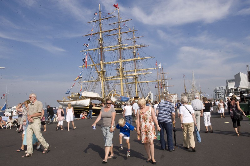 - Alle mand af huse - der er sejlskibe i havnen. The Tall Ships Races er en ægte publikumsmagnet, og hvis ellers alt flasker sig, så er der i år en god chance for at sætte en ny rekord med måske helt op til ca. 900.000 gæster på kajen i Aalborg og Nørresundby. Arkivfoto: Grete Dahl