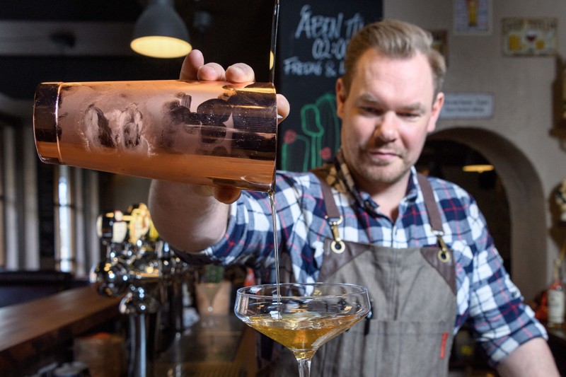 Claus Carstensen er vildt begejstret over, at Rogue har udvalgt hans restaurant og cocktailbar som det første sted, der må servere deres nye produkter. Arkivfoto: Peter Broen