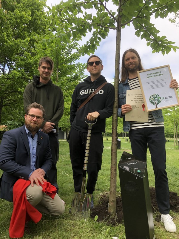 Bandmedlemmer fra Maroon 5 hev tid ud af kalenderen for at plante et træ i Kildeparken, hvilket glæder direktør for AKKC Nikolai Holm. Foto: AKKC