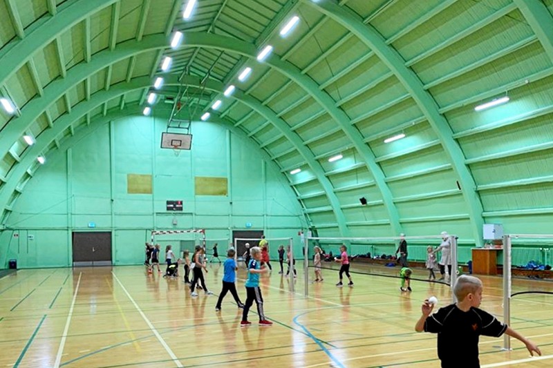 Hele 274 badmintonspillere har tilmeldt sig årets "Fjerritslev Open", og derfor er der naturligvis både travlhed og glæde hos den arrangererede forening, Fjerritslev Badmintonklub. Her er det billeder fra tidligere år, hvor der kæmpes i træningshallen.