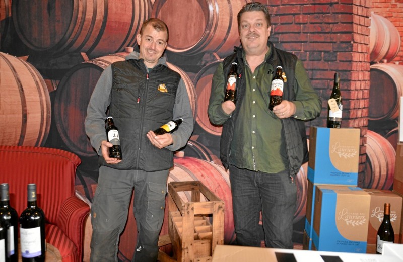 Indehaverne af Vin & Vin i Hobro; Søren Kejser og Frank Sørensen - begge med eksemplarer af den tjekkiske Primator-øl, der blev starten på starten... Foto: Jesper Bøss