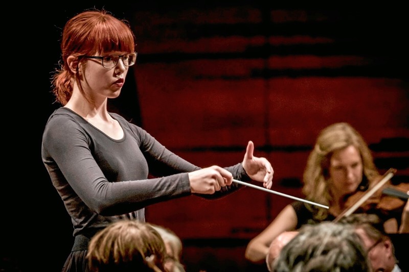 Johanne Grønkjær står i spidsen for Hobro Kammerorkester, når orkestret 19. november giver koncert i Skørping Sognegård. Privatfoto