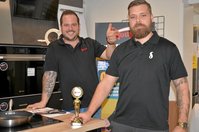 Kim Madsen, forrest, er årets medarbejder i hele Skousen-koncernen i Danmark. Bag ham er Henrik Stevnhoved, indehaver af Skousen i Hobro. Henrik indstillede Kim til titlen. Foto: Jesper Bøss