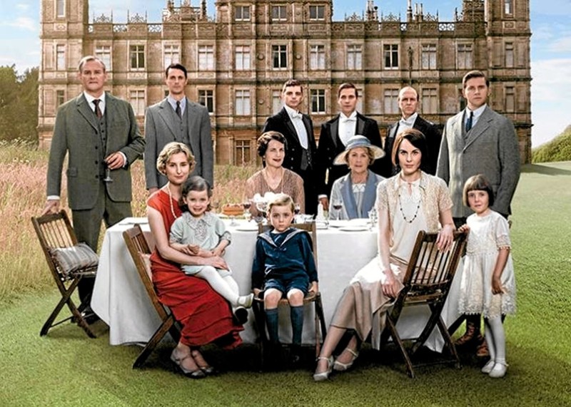 Personer og kulisse til filmudgaven af "Downton Abbey" er med vanlig britisk omhu helt på plads. Filmen kan ses i Fjerritslev Kino fra mandag 21. oktober til og med onsdag 30. oktober. Foto: Fjerritslev Kino