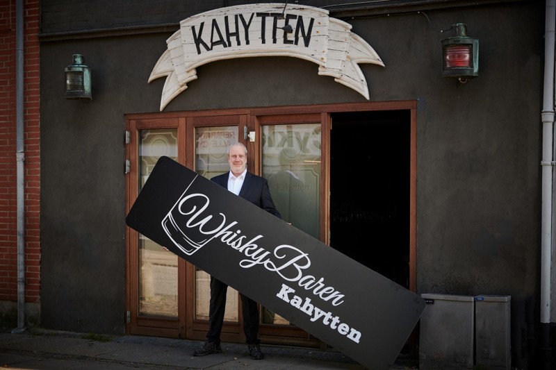 Rune Holm lover, at det nydesignede facadeskilt vil være monteret inden åbningen. Foto: Svenn Hjartarson