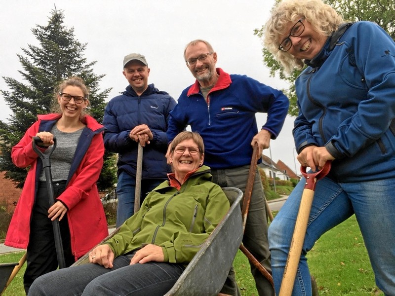 Maria Klarskov, Torben Kjølby Thomsen, Lars Kristensen, Conny Kristiansen og Lise Nørby Frey giver spaden op til vildt - og sjovt - arbejde lørdag 26. oktober. Privatfoto