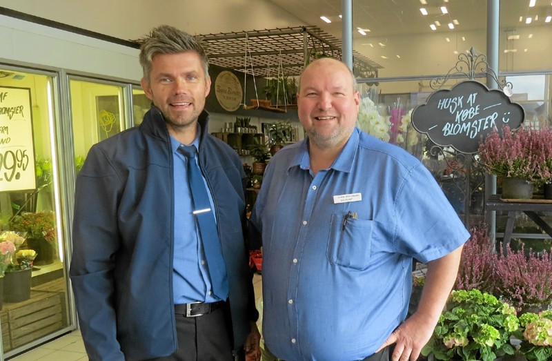 Uddeler Mogens Knudsen (t.v.) byder med et glad smil Ulrik Troldborg velkommen tilbage til Løkken. Foto: Kirsten Olsen